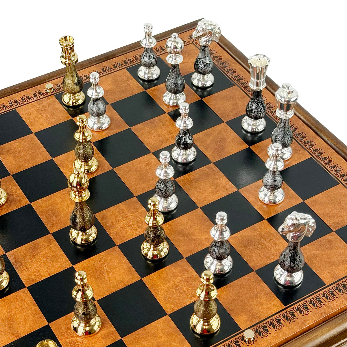 Luxuriöser Schachtisch 55×55 cm mit Messing-/Holzfiguren, Kunstleder